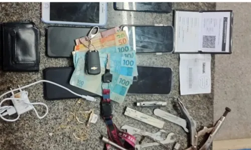
				
					Quatro homens são presos com saco de droga e moto roubada na Bahia
				
				