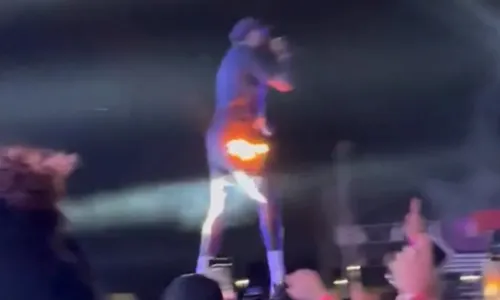 
				
					Roupa de Djonga pega fogo durante show e cantor fica de cueca no palco
				
				