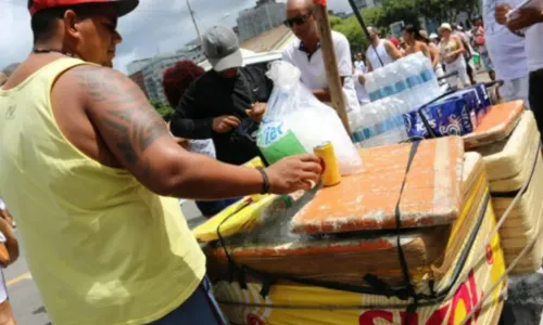 
				
					Salvador: 9 mil ambulantes se cadastraram para festas populares
				
				