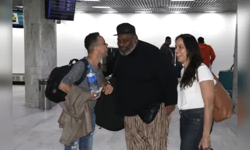 
				
					Sérgio Loroza dá selinho em outro ator após desembarcar no Rio
				
				