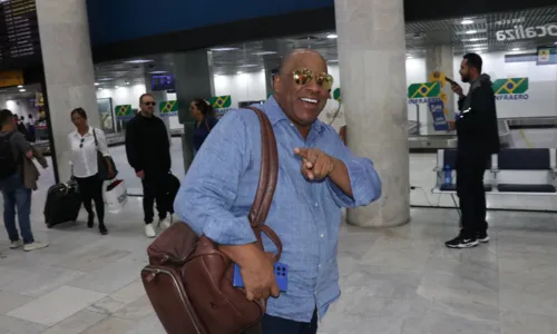 
				
					Sérgio Loroza dá selinho em outro ator após desembarcar no Rio
				
				