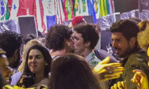 
				
					Solteiro, Johnny Massaro troca beijos com rapaz misterioso em festival
				
				