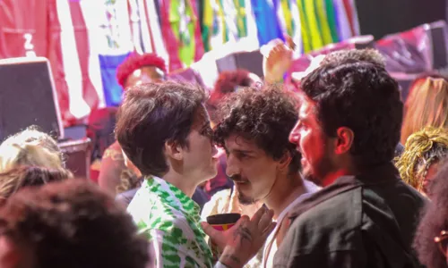 
				
					Solteiro, Johnny Massaro troca beijos com rapaz misterioso em festival
				
				