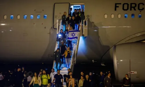 
				
					Terceiro avião com 69 brasileiros resgatados de Israel chega ao Brasil
				
				