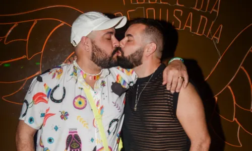 
				
					Tiago Abravanel dá beijão em marido durante show comemorativo do É O Tchan
				
				