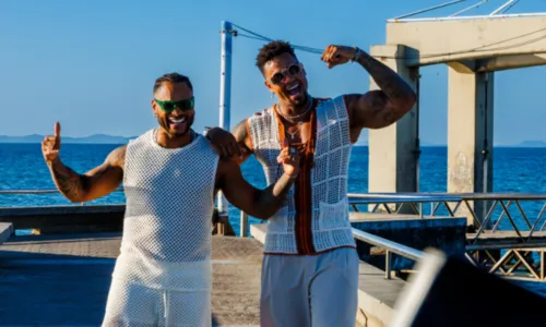 
				
					Tony Salles e Leo Santana gravam clipe de verão em Salvador
				
				