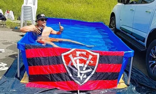 
				
					Torcedores do Vitória montam piscina no Barradão antes de partida
				
				