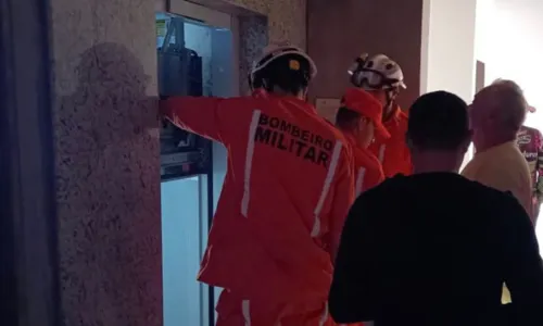 
				
					Três pessoas ficam presas em elevador na BA durante apagão
				
				