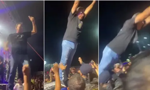 
				
					VÍDEO: Prefeito se joga na plateia em evento e cai no chão no Ceará
				
				