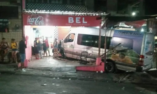 
				
					Van invade bar e atropela pai e filho no Rio Sena, em Salvador
				
				