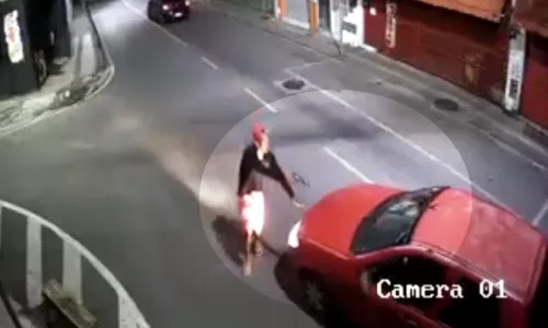 
				
					Vídeo: dupla desiste de roubo após carro falhar 4 vezes em Salvador
				
				