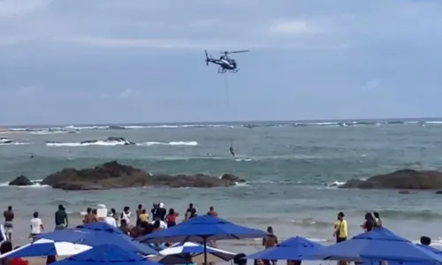 
				
					Vídeo: homem é resgatado por helicóptero após se afogar em Itapuã
				
				