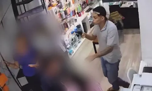 
				
					Vídeo: homens armados invadem loja em Stella Maris e roubam clientes
				
				