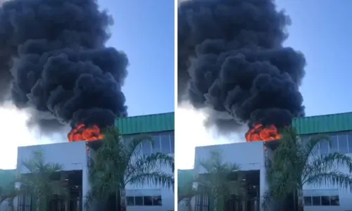 
				
					Vídeo: indústria de refrigerante pega fogo em Alagoinhas
				
				