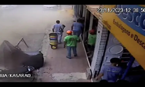 
				
					Vídeo mostra momento que teto de restaurante desabou na Calçada
				
				
