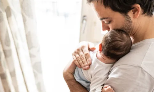 
				
					Vínculo entre pai e bebê: veja como criar relação desde o nascimento
				
				