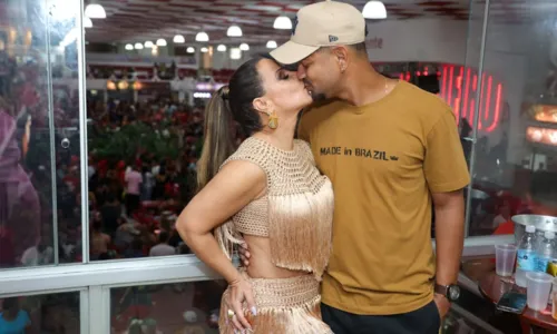 
				
					Viviane Araújo dá show em ensaio do Salgueiro e troca beijos com marido
				
				