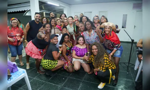 
				
					Viviane Araújo ganha festa junina de fã clube no Rio; Veja fotos
				
				