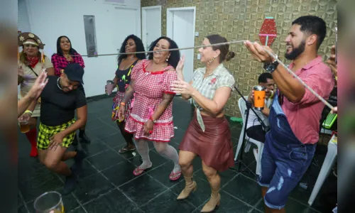 
				
					Viviane Araújo ganha festa junina de fã clube no Rio; Veja fotos
				
				