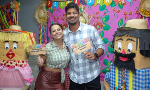 
				
					Viviane Araújo ganha festa junina de fã clube no Rio; Veja fotos
				
				