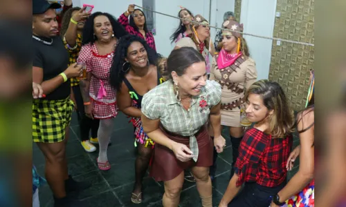 
				
					Viviane Araújo ganha festa junina de fã clube no Rio; Veja fotos
				
				