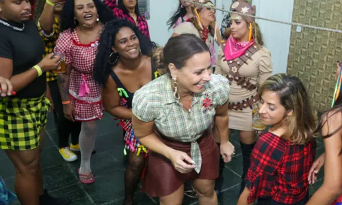 
				
					Viviane Araújo ganha festa junina de fã clube no Rio; Veja fotos
				
				