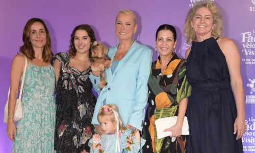 
				
					Xuxa reúne famosos para pré-estreia de longa no Rio de Janeiro
				
				