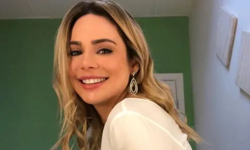 
				
					'A Fazenda 15': Rachel Sheherazade foi primeira famosa a assinar contrato
				
				