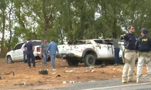 
				
					Acidente entre carro e caminhonete deixa 3 pessoas mortas na Bahia
				
				