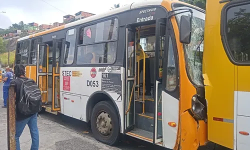 
				
					Acidente entre ônibus e um micro-ônibus deixa feridos na Suburbana
				
				