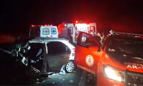
				
					Acidente envolvendo três carros deixa um morto e quatro feridos na BA
				
				