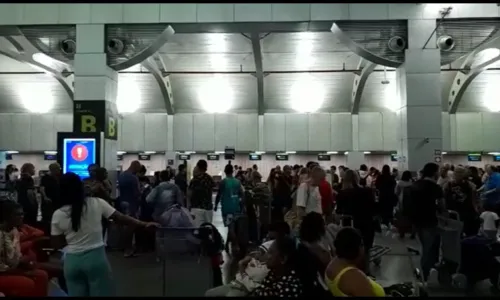 
				
					Aeroporto de Salvador opera com equipamentos essenciais após apagão
				
				