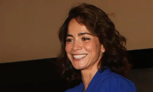 
				
					Alice Braga recebe homenagem no Festival de Cinema de Gramado
				
				