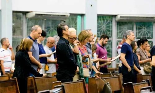 
				
					Amigos e familiares participam da missa de sétimo dia de Elizângela
				
				