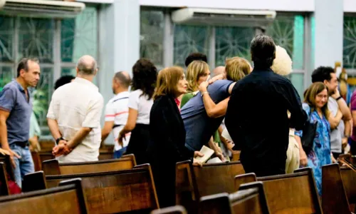 
				
					Amigos e familiares participam da missa de sétimo dia de Elizângela
				
				