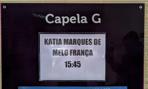 
				
					Amigos e familiares se despedem de MC Katia no Rio de Janeiro
				
				