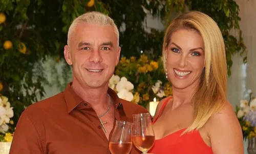 
				
					Ana Hickmann faz comunicado oficial após agressão do marido; assista
				
				