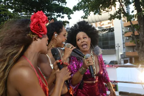 
				
					Ana Mametto, Carla Visi e Márcia Short celebram Gal Costa em show
				
				