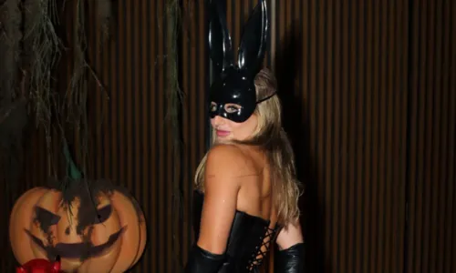 
				
					Anitta dá festão de Halloween e famosos capricham em fantasias; FOTOS
				
				