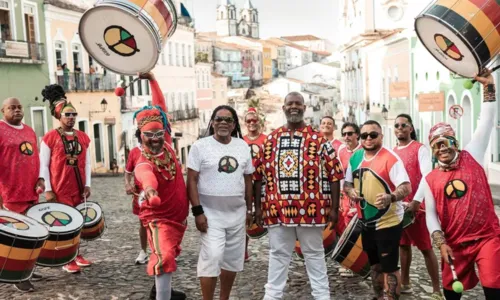 
				
					Ao lado do Olodum, Péricles lança versão de 'Rosa' nesta segunda (20)
				
				