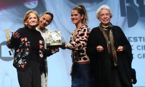 
				
					Aos 95 anos, Laura Cardoso é eternizada em Calçada da Fama
				
				