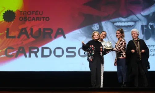 
				
					Aos 95 anos, Laura Cardoso é eternizada em Calçada da Fama
				
				