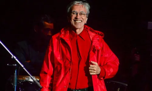 
				
					Após atraso por chuva, Caetano Veloso arrebata público de festival; FOTOS
				
				