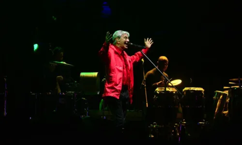 
				
					Após atraso por chuva, Caetano Veloso arrebata público de festival; FOTOS
				
				