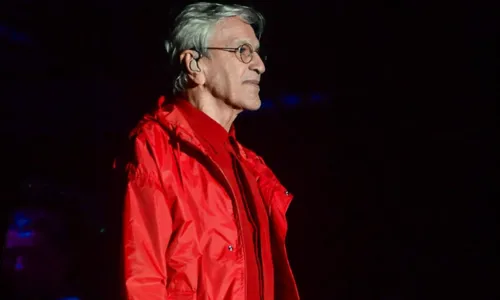 
				
					Após atraso por chuva, Caetano Veloso arrebata público de festival; FOTOS
				
				