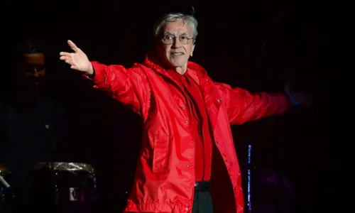 
				
					Após atraso por chuva, Caetano Veloso arrebata público de festival; FOTOS
				
				