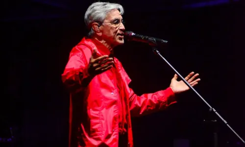 
				
					Após atraso por chuva, Caetano Veloso arrebata público de festival; FOTOS
				
				