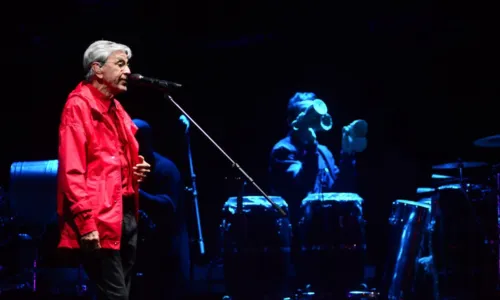 
				
					Após atraso por chuva, Caetano Veloso arrebata público de festival; FOTOS
				
				