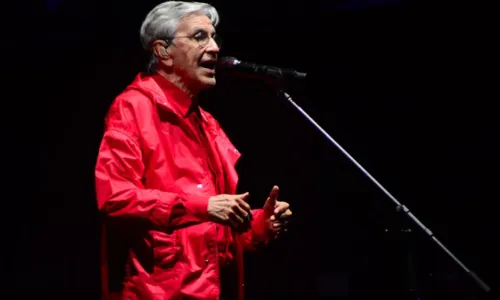 
				
					Após atraso por chuva, Caetano Veloso arrebata público de festival; FOTOS
				
				