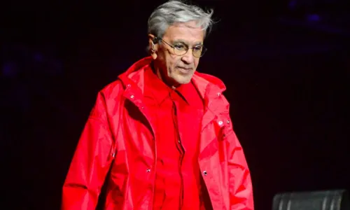 
				
					Após atraso por chuva, Caetano Veloso arrebata público de festival; FOTOS
				
				